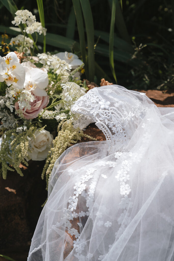 Vintage lace wedding veil and bridal bouquet